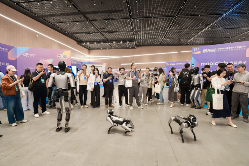 魔法原子闪耀上海具身智能大会,技术实力与商业潜力双赢!(图2) 魔法原子闪耀上海具身智能大会,技术实力与商业潜力双赢!(图2)