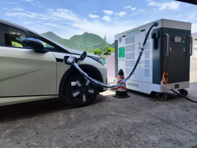移动机器人“跑”起来，上门给汽车充满电(图1)