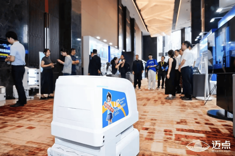 云迹科技迈点大会展现“AI+机器人”服务创新,重塑行业服务流程 云迹科技迈点大会展现“AI+机器人”服务创新,重塑行业服务流程(图3)
