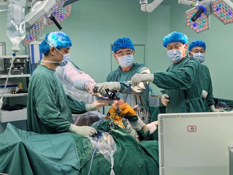 机器人“首秀”完成！威海市首台机械臂加持末动力手术机器人“亚毫米级精准”开启“智换”新时代(图1)