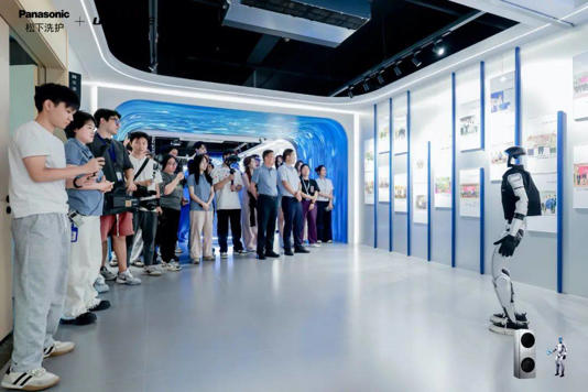 松下“松松”机器人导购登场，家电零售步入人机共生新时代(图3)