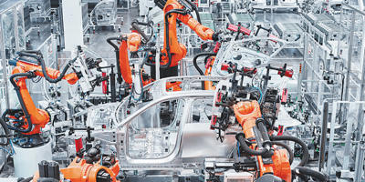 工业机器人，迈向“全能选手”（产经观察·细看产品七十二变⑤）(图1)