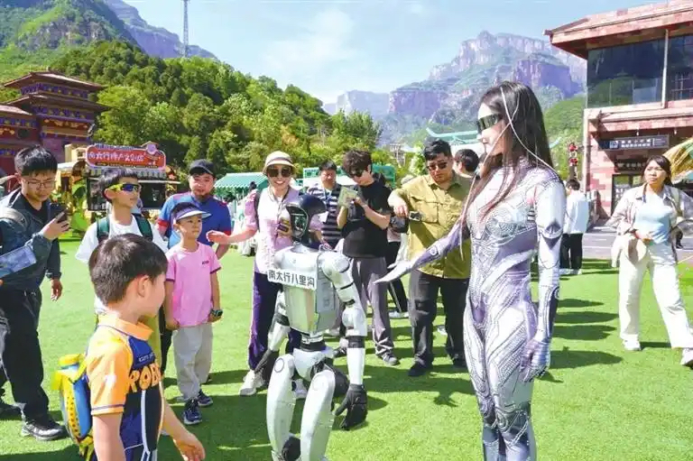 景区机器人、机器狗纷纷“上岗” “科技+”让新乡文旅焕发新活力(图1) 景区机器人、机器狗纷纷“上岗” “科技+”让新乡文旅焕发新活力(图1)