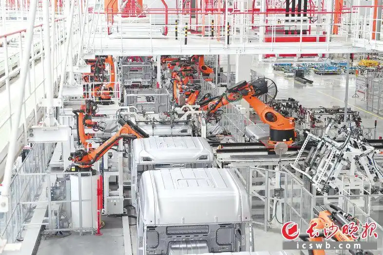 一辆重卡从订单到交付仅需5天｜我的机器人“工友”(图1)