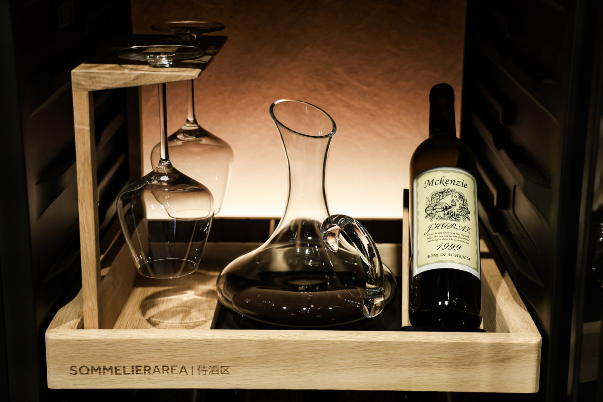 红酒存储有各种条件!卡萨帝:交给AI平嵌式酒柜(图3) 红酒存储有各种条件!卡萨帝:交给AI平嵌式酒柜(图3)