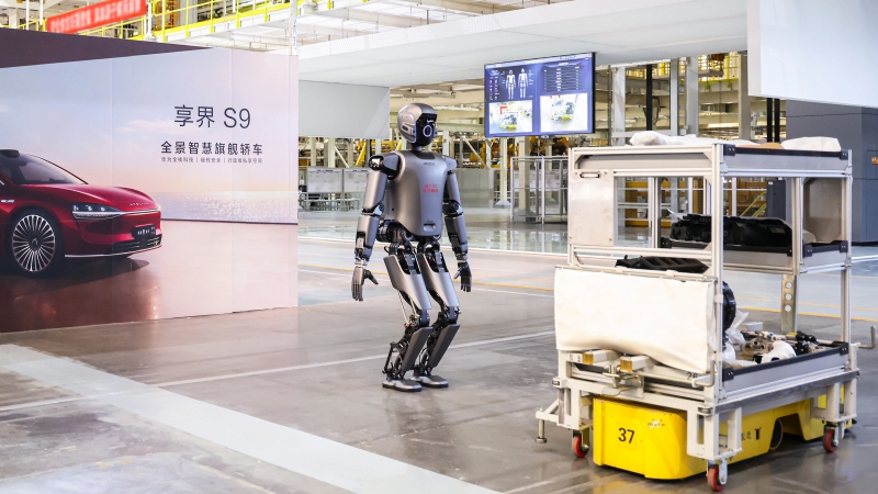 北汽新能源携手优必选,享界超级工厂迎来首位人形机器人质检员Walker S1(图1) 北汽新能源携手优必选,享界超级工厂迎来首位人形机器人质检员Walker S1(图1)