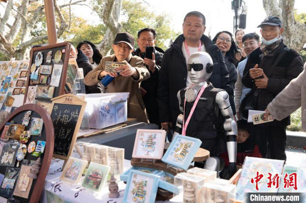 浙江杭州：机器人在西湖畔“就业”(图1)