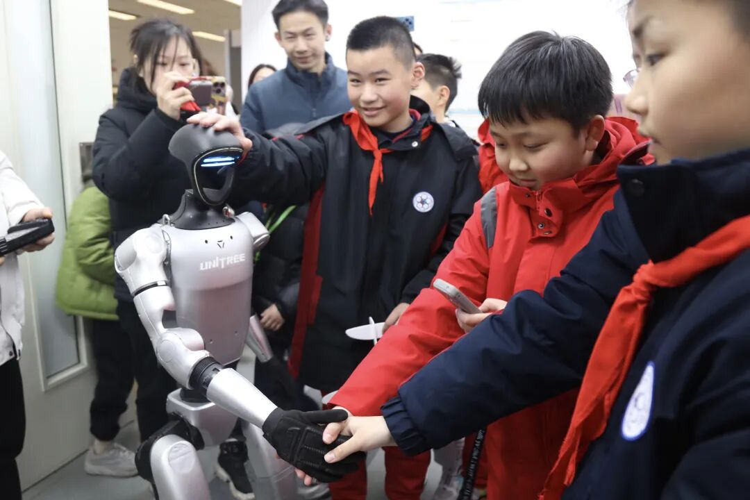 起猛了！春晚机器人“亲兄弟”来嘉定了(图2)