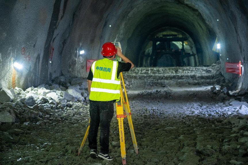 揭惠铁路新锡隧道贯通(图2)