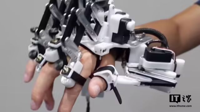 练琴新姿势：机械手助力钢琴家突破技能瓶颈(图1)