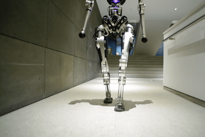 PNDbotics携人形机器人Adam亮相央美AI活动周，探索科技与艺术的融合(图4)