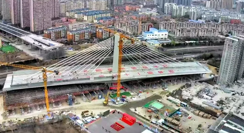 新技术支撑，3.4万吨庞然大物轻巧“转身”(图1)