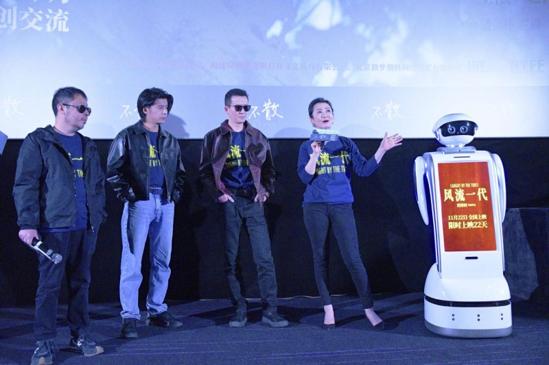 小笨智能服务机器人参演《风流一代》 演绎科技与艺术的浪漫邂逅(图4)