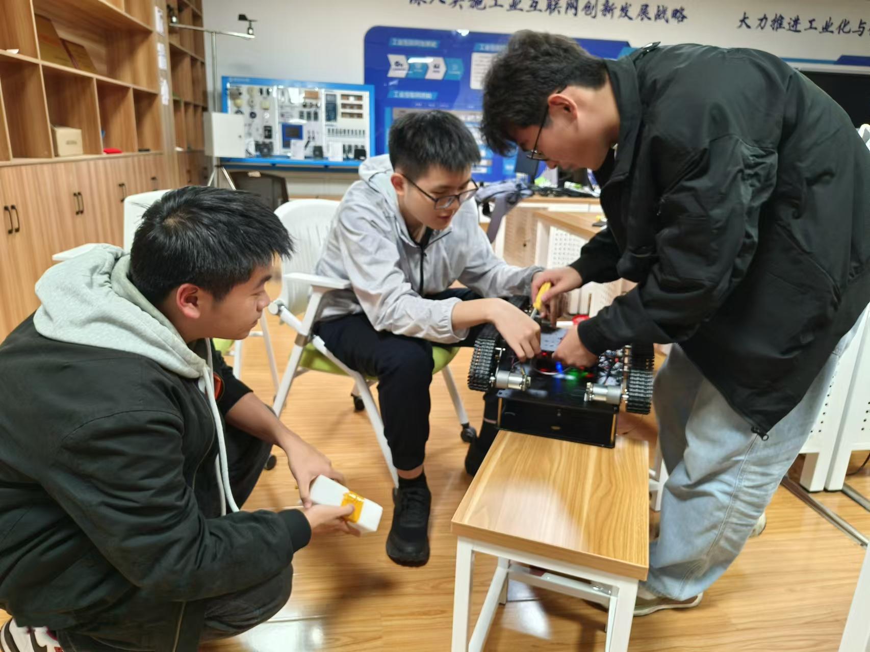 激光除草机从实验室走进田间地头——安师大“草影无踪”大学生团队科研项目获奖(图1)