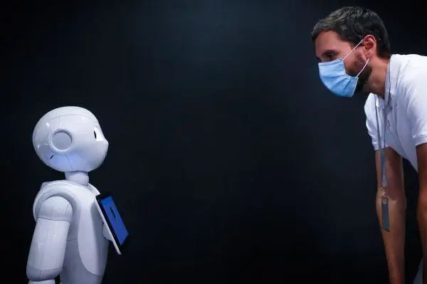 机器人100岁了！有350万个机器人与人类一起生活(图1)