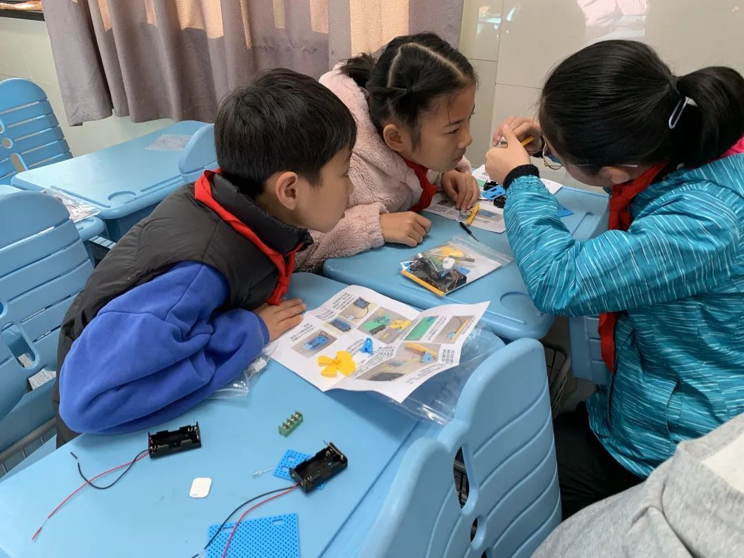 AI作画、和机器人猜拳……徐汇校园刮起了科技“旋风”(图6)