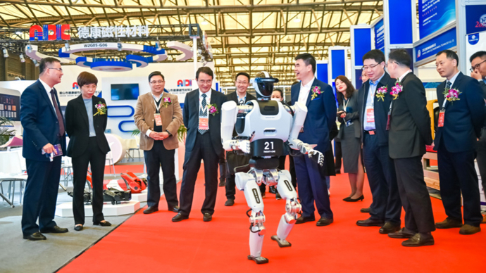 中国电科第一代人形机器人发布，通用AI机器人离我们有多远？(图1)