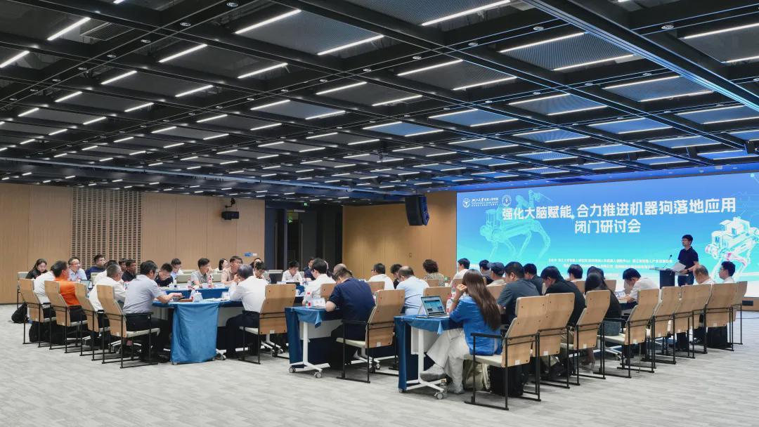 “无际大脑”首次公开！VL²A架构破解“大脑之困”，机器人应用闭门研讨会在杭州举行(图1)