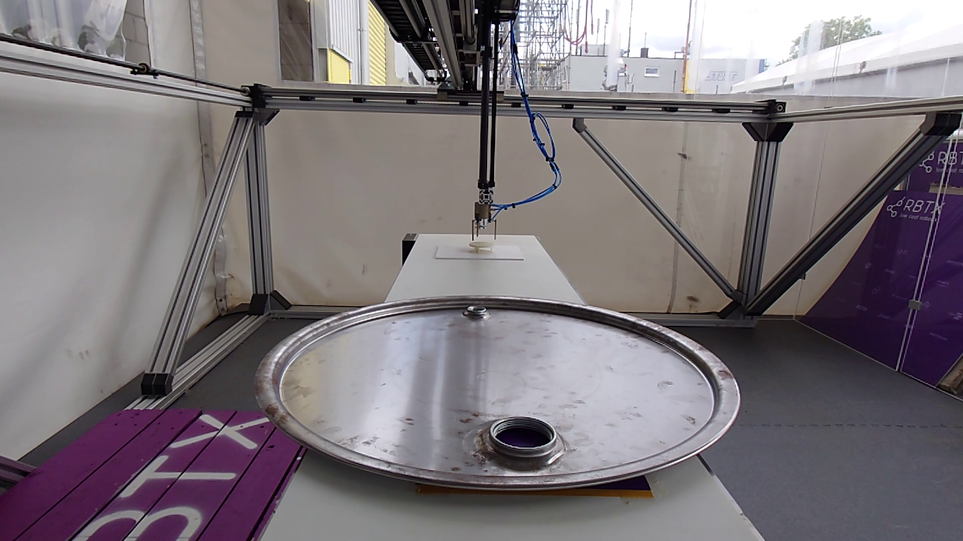 Automated parts handling with igus room gantry
