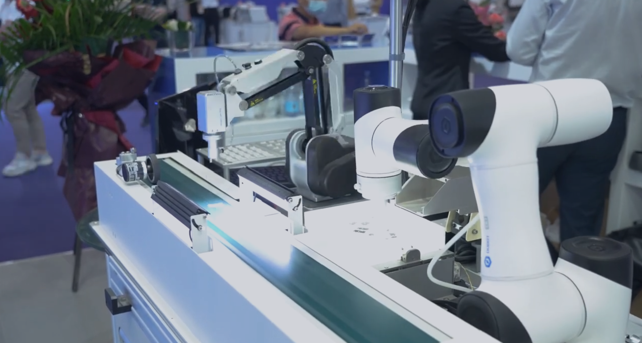 Automated SIM Card Assembly with DOBOT CR3 & MG400 Robots