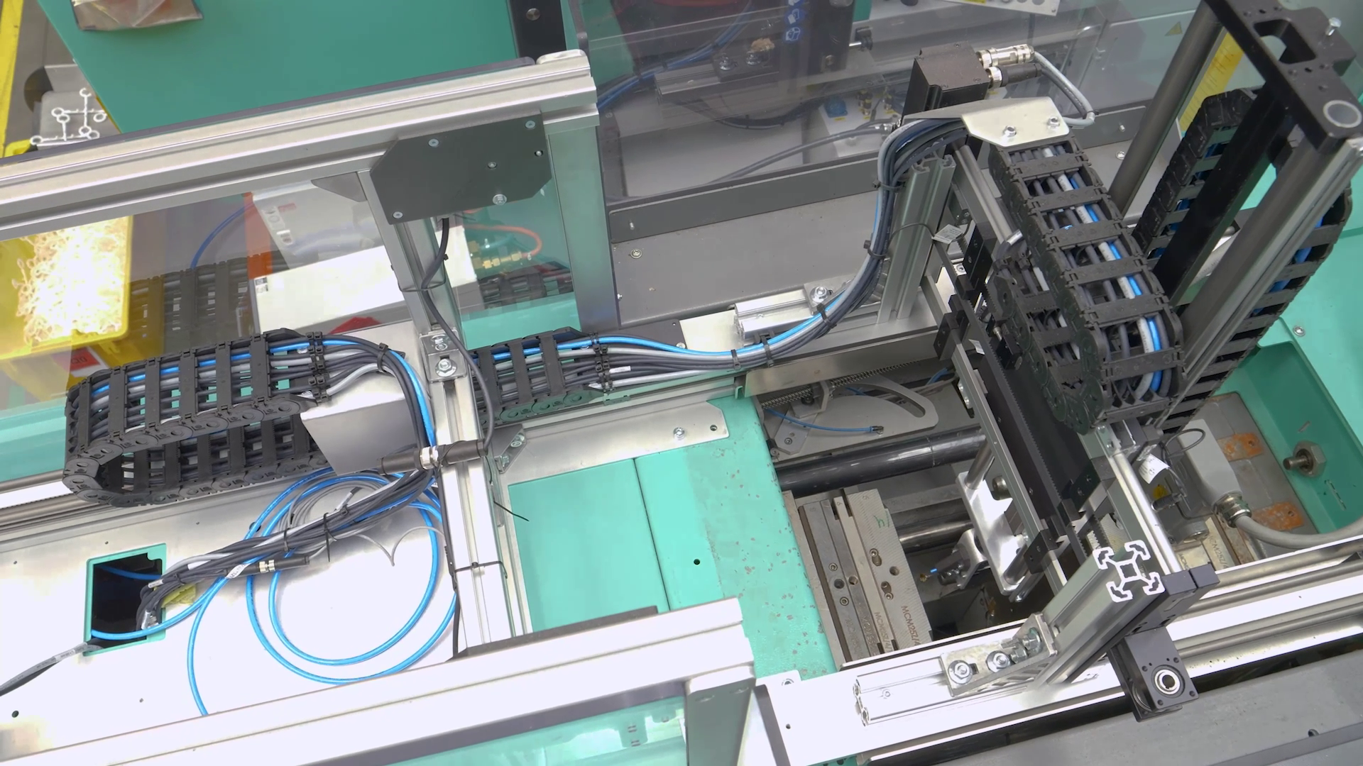 Cleaning of injection molds