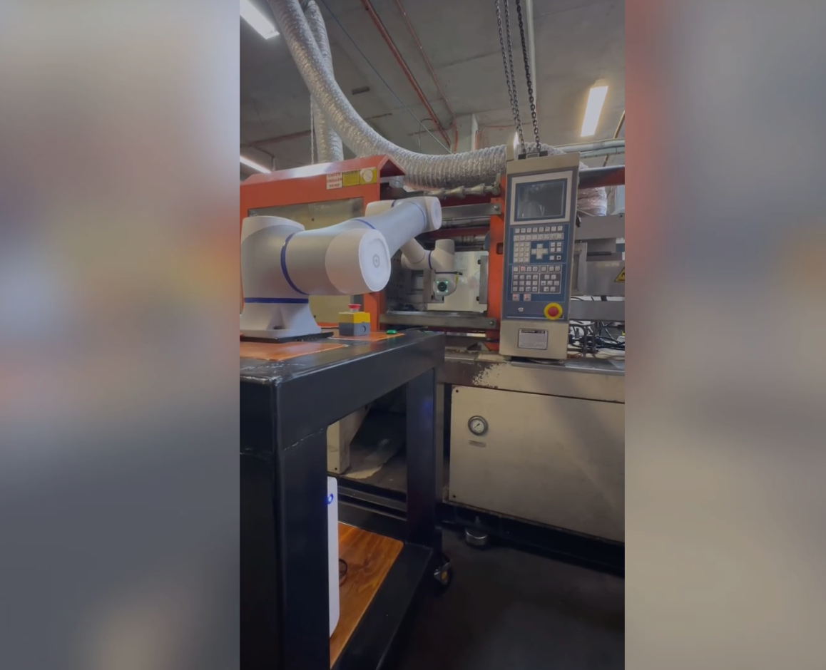Dobot CR16 running Injection Moulding Machine