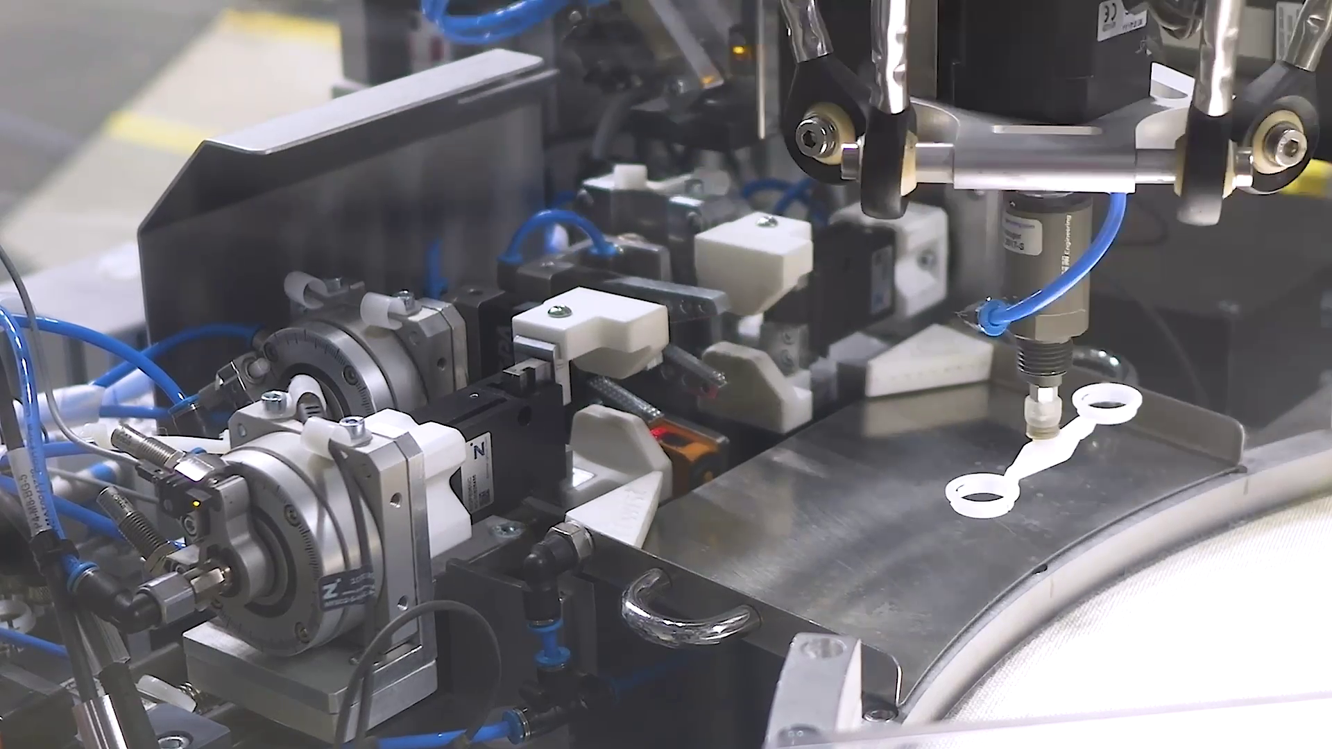 Downstream sprue separation of clip bearings