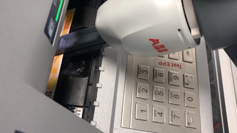 服务&娱乐行业_ABB帮助自动取款机(ATM)进行测试_ABB YuMi双臂协作机器人