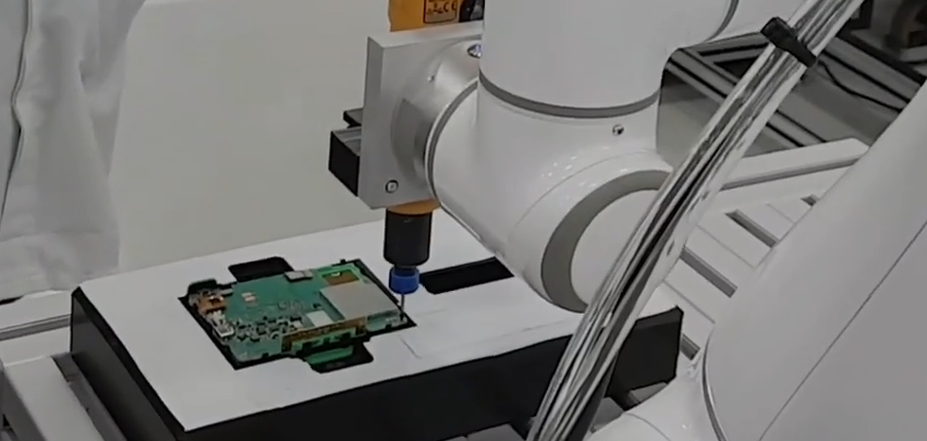 Elite Robot CS66 Platine Screwdriving Application