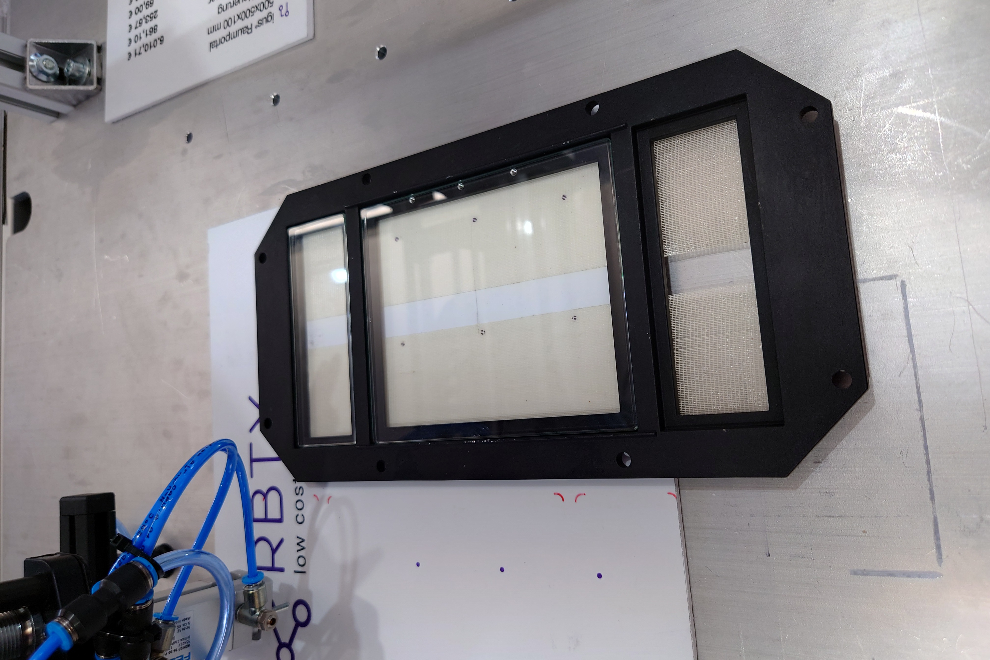 Precise gluing application with igus room gantry
