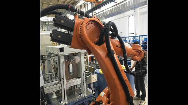 KUKA KR210 R2700_拧紧（汽车行业）_釜菱管线包