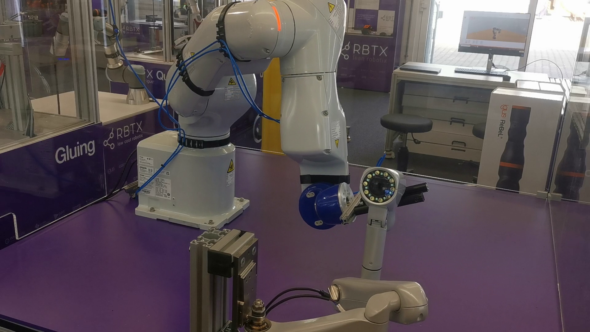 Robot tests lifetime of parts for medical industries