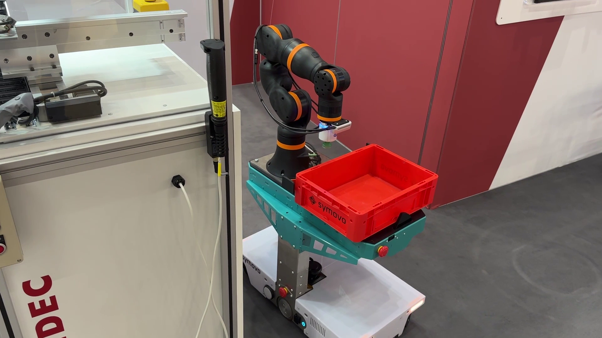 Autonomous mobile robot (AMR) with fully integrated igus ReBeL as a trade fair exhibit
