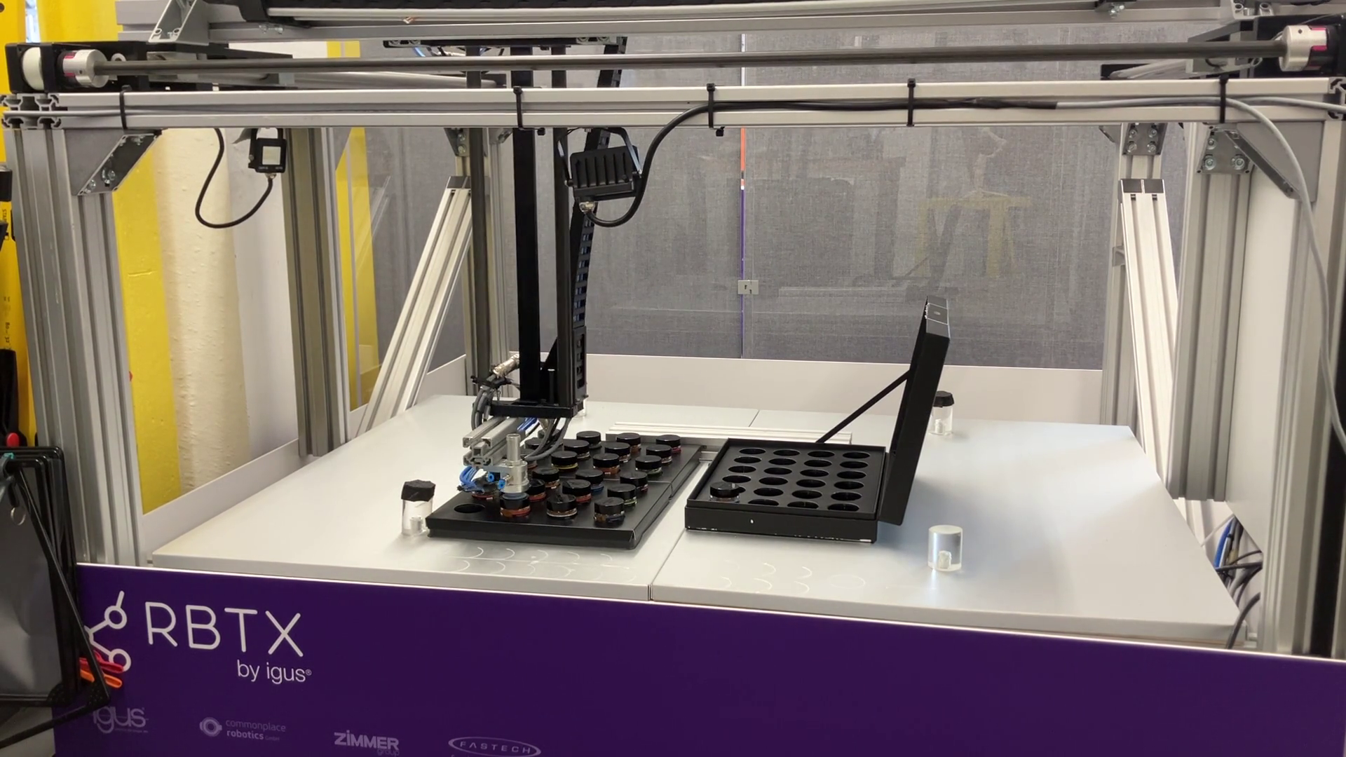 Automated packaging of spices with igus gantry robot