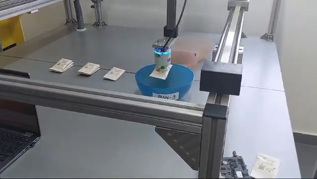 使用协作机器人真空吸盘进行拾取和放置