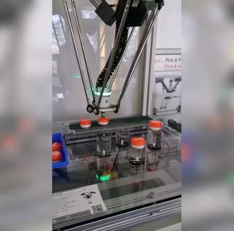 Pick and place with igus Delta in combination with a conveyor belt