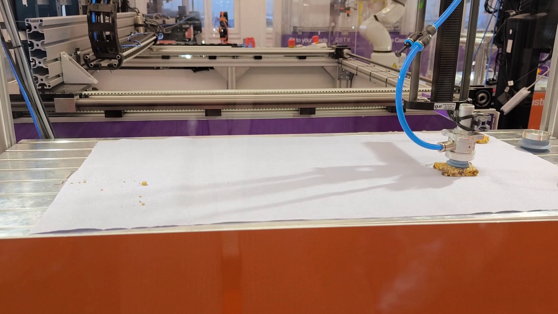 Pick and place with igus line gantry in combination with a flow gripper