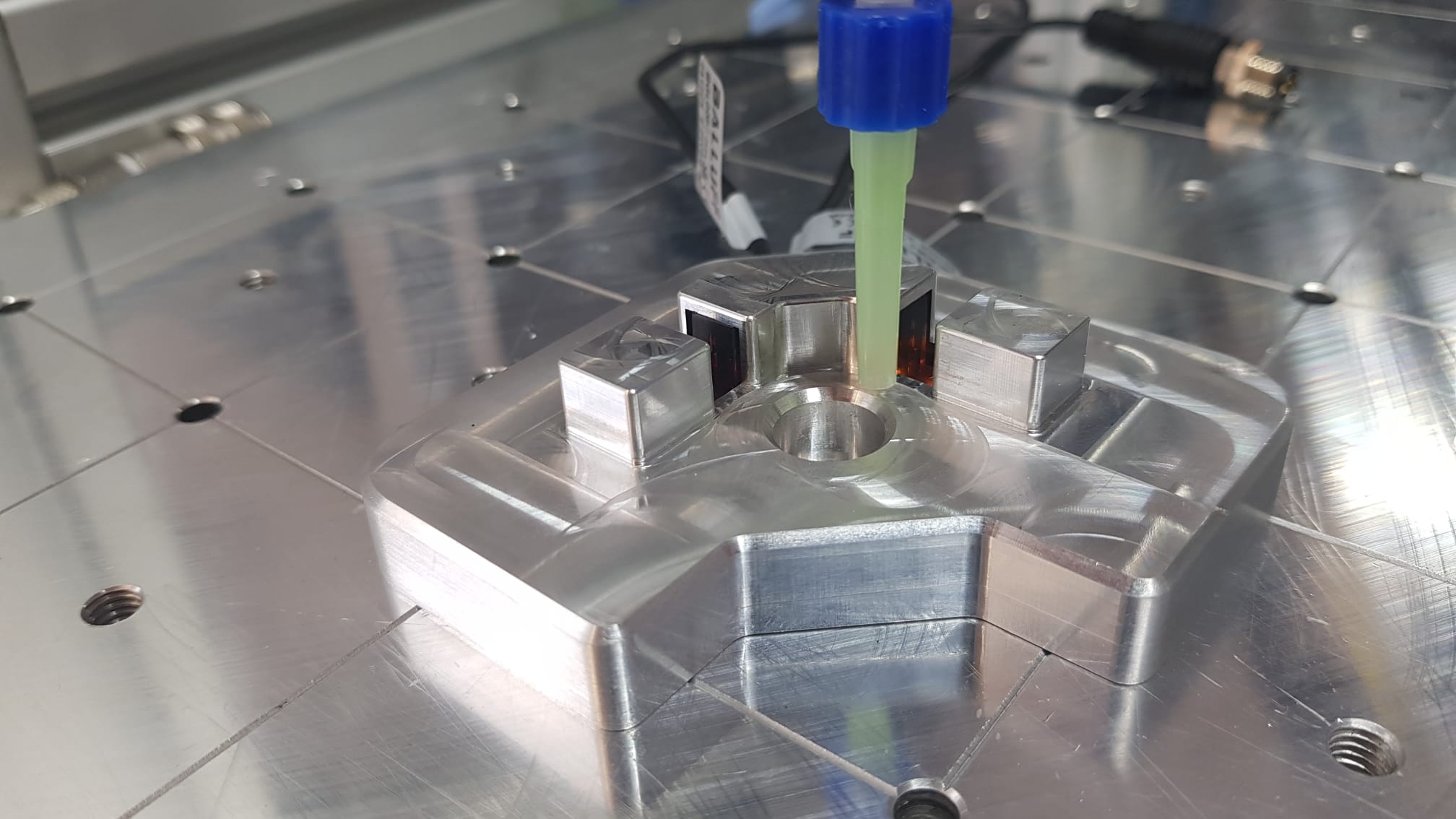 Precise bonding and sealing with igus room portal