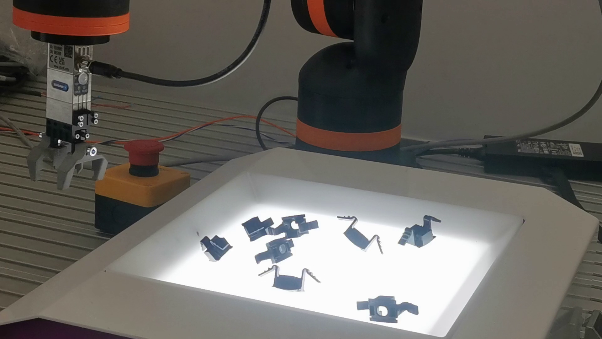 Pick and Place customer application with RBTX vibratory feeder and ReBeL cobot