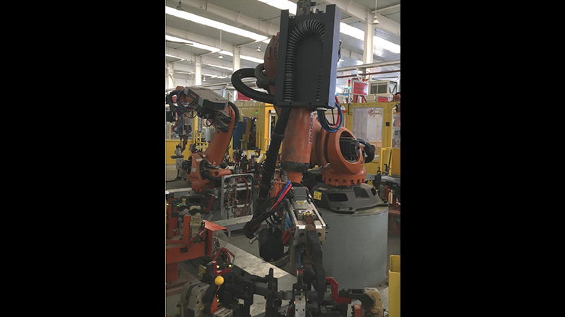 KUKA KR210 R2700_钢点焊（汽车行业）_釜菱管线包