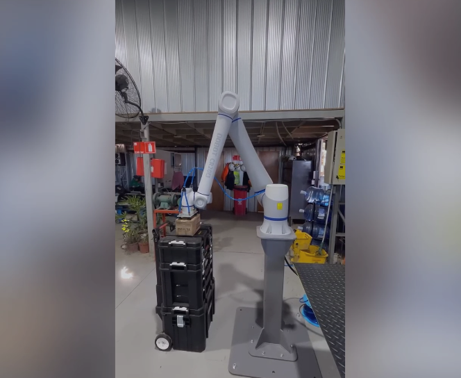 DOBOT CR20A Cardboard Gripping with Vacuum Gripper