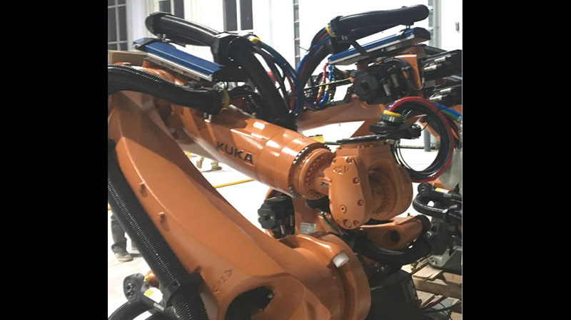 KUKA KR210 R2700_钢点焊（汽车行业）_釜菱管线包