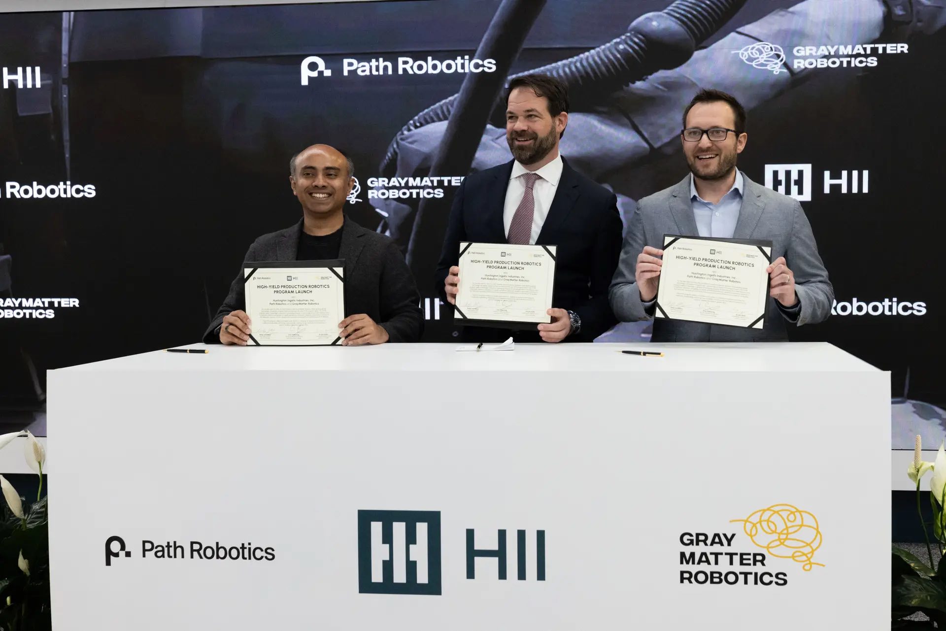 从左到右:GrayMatter Robotics 首席执行官兼联合创始人 Ariyan Kabir、HII 海事系统和企业战略执行副总裁 Eric Chewning 以及 Path Robotics 首席执行官兼联合创始人 Andy Lonsberry。