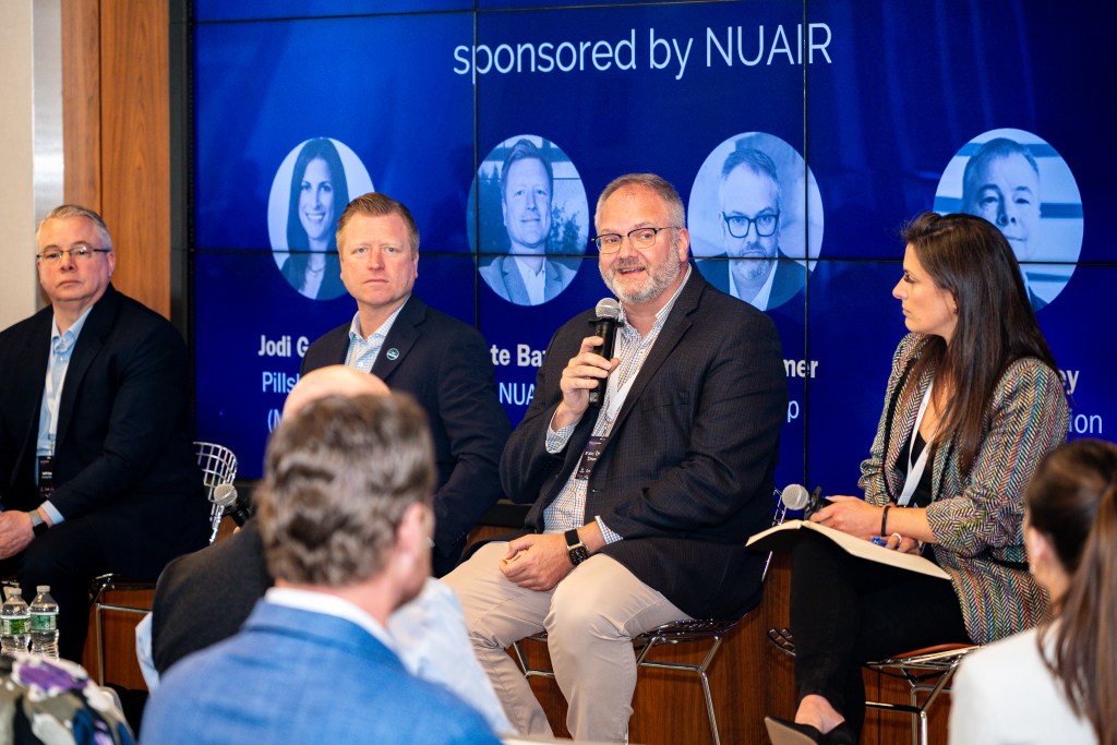 NUAIR 的 Nathaniel Bazydlo、Causey Aviation 的 Jeff Causey、Dro<i></i>neUp 的 Greg James 和 Pillsbury 的 Jodi Goldberg 在峰会上讨论了无人机的监管环境。照片来源:Mara Zalite