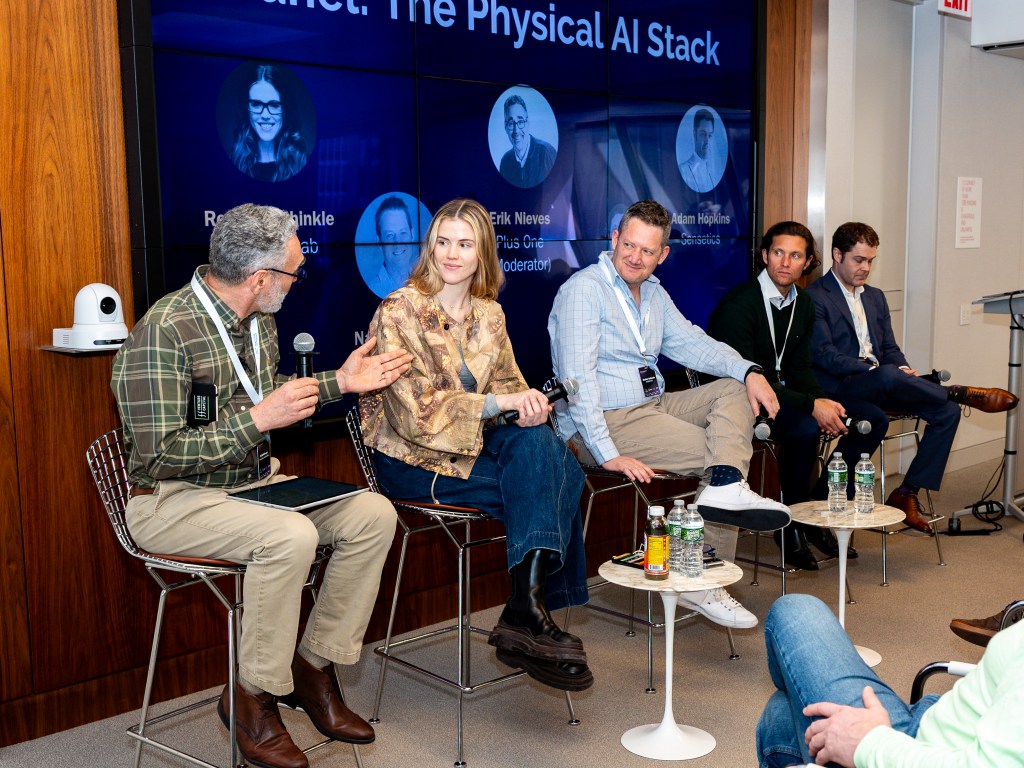 由 Plus One Robotics 的 Erik Nieves、Tuesday’s Lab 的 Rosalind Shinkle、RealSense 的 Nadav Orbach、FieldAI 的 Duncan McIntyre 和 Sensetics 的 Adam Hopkins 组成的物理 AI 小组。照片来源:Mara Zalite