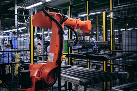 KUKA AMR 在 TPV Displays 的波兰电视制造工厂实现物料运输自动化
