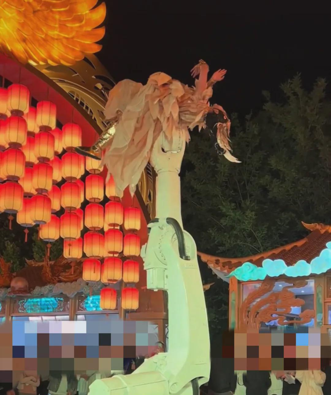 景区机械臂出圈背后：人机共生不能只靠胆子