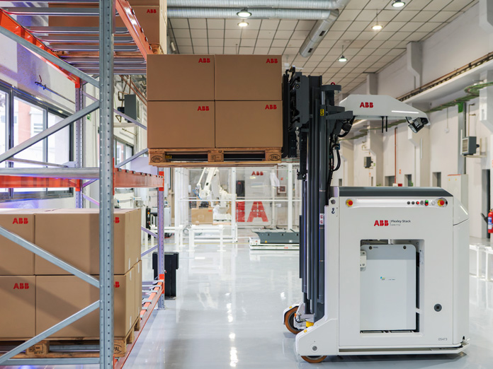 ABB 机器人公司在人工智能驱动的视觉 SLAM AMR 产品组合中添加了新型自动叉车